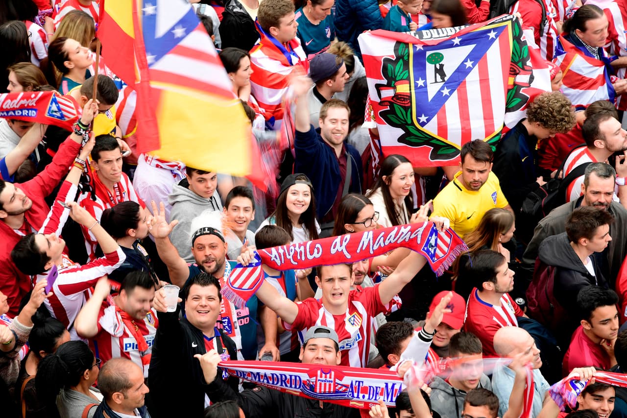 Miles de fanáticos colchoneros se tomaron la Calle Mayor, la Puerta del Sol, la Calle Alcalá, el Paseo del Prado y la fuente de Neptuno.