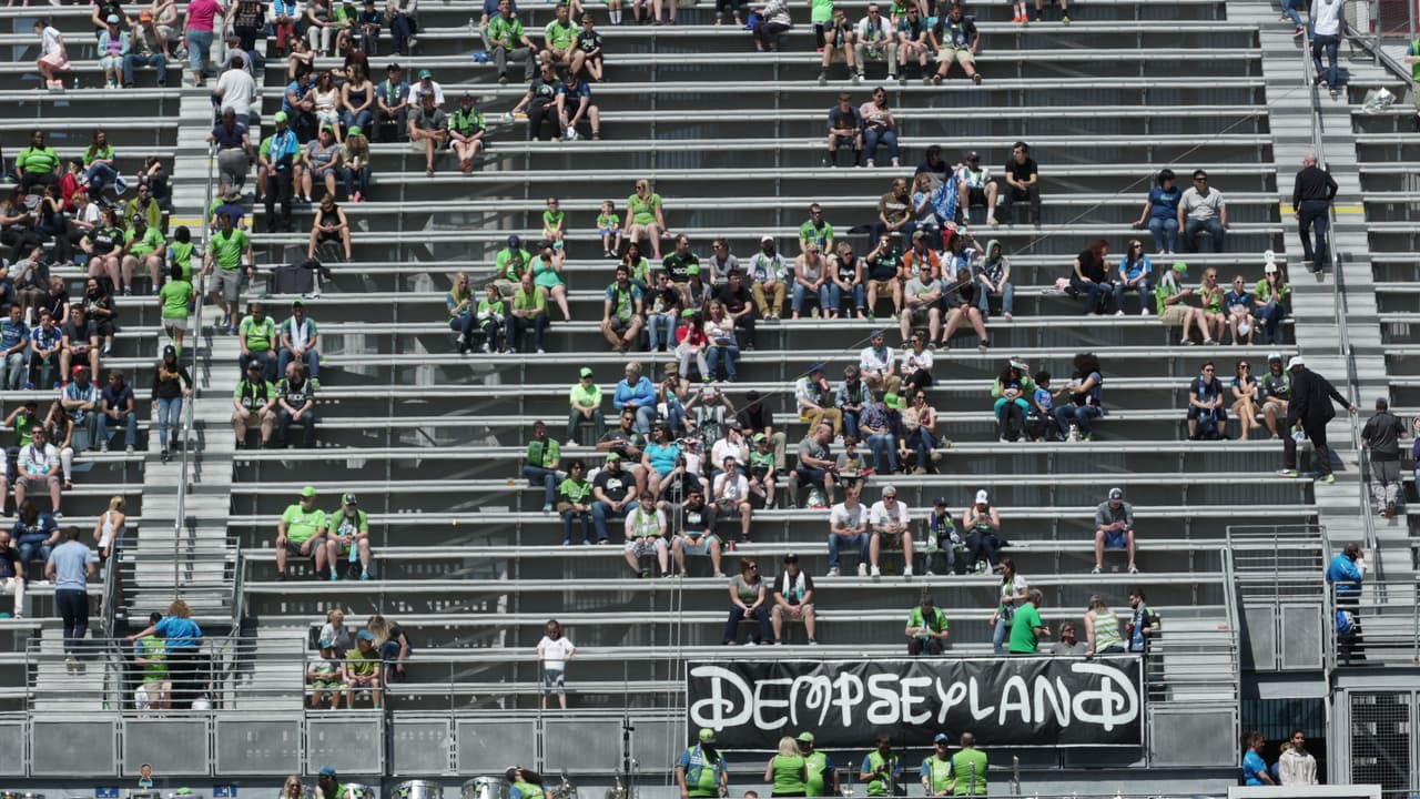 Dempseyland, con la tipografía de Disneyland. Los hinchas van al estadio a divertirse.