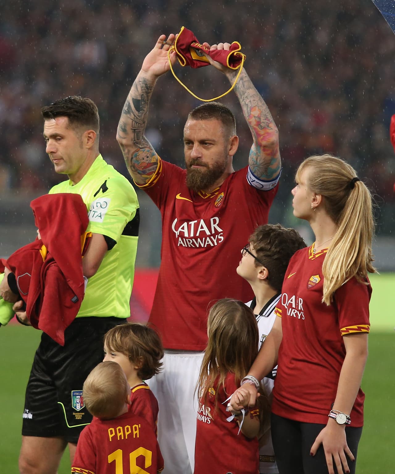 Daniele De Rossi agradeció a los fanáticos de la Roma por su afecto antes y después del partido que ganaron 2-1.