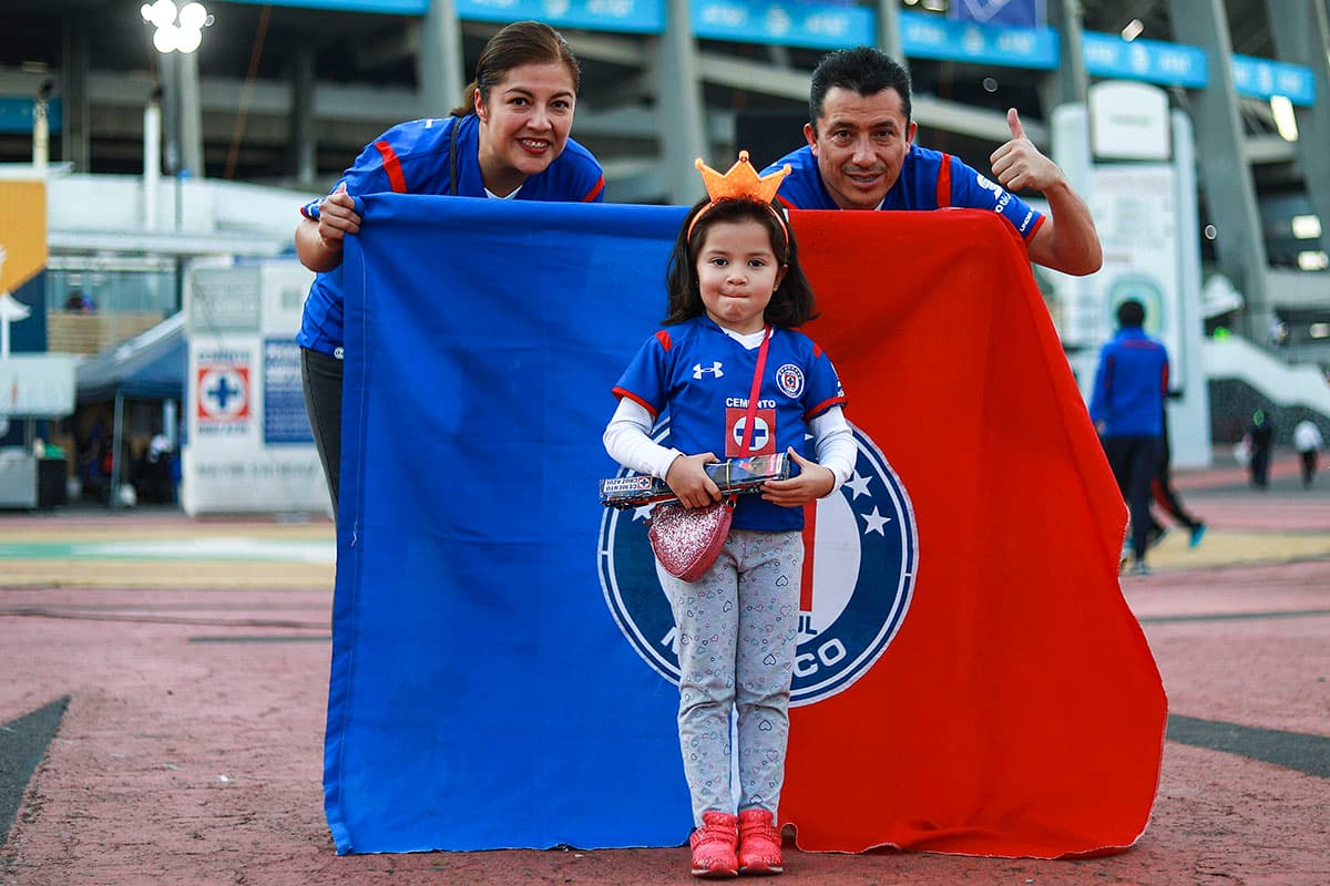 Gran cantidad de fanáticos en las afueras del Estadio Azteca a minutos de la Semifinal entre Cruz Azul y Monterrey.