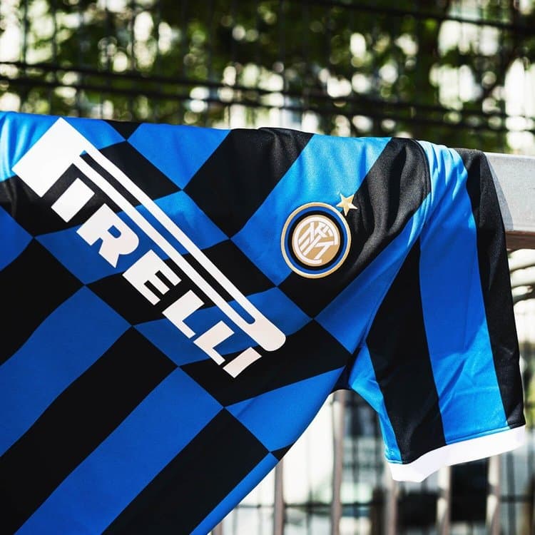La nueva playera del Inter de Milán ha salido a la luz pública y ha reafirmado la polémica por sus franjas digonales en el pecho que le hacen homenaje al jersey away de la temporada 1989/90. Además, dicho detalle también estará presente en algunas de las prendas de presentación. El equipo italiano, en un gran gesto con su equipo femenil, decidió que ellas fueran las protagonistas en este lanzamiento.