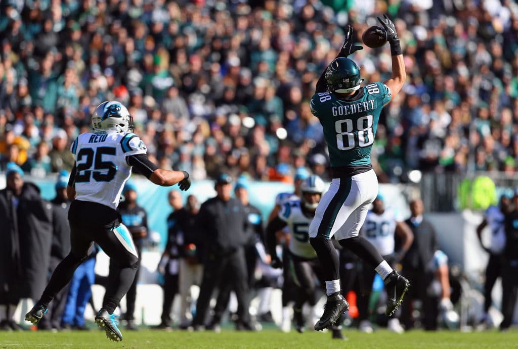 En el tercer cuarto los Eagles volvieron a atacar. Con pase de Wentz al ala cerrada Dallas Goedert, de 1 yarda, los campeones pusieron 17-0 a su favor el marcador en el Lincoln Financial Field.