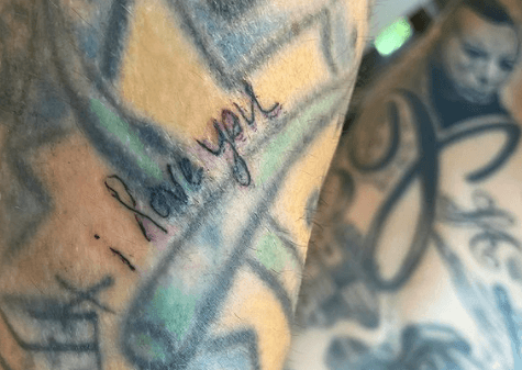 Hasta el baterista se dejó tatuar por su ahora prometida.