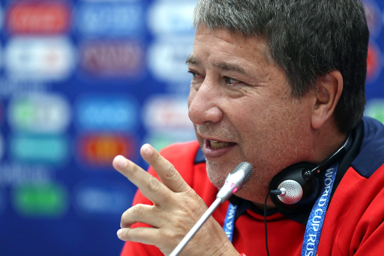 "Si nos clasificamos me bebo dos botellas de vodka yo solo", dijo el técnico colombiano en la rueda de prensa previa al juego ante los europeos. Los otros rivales del grupo G son Túnez e Inglaterra.