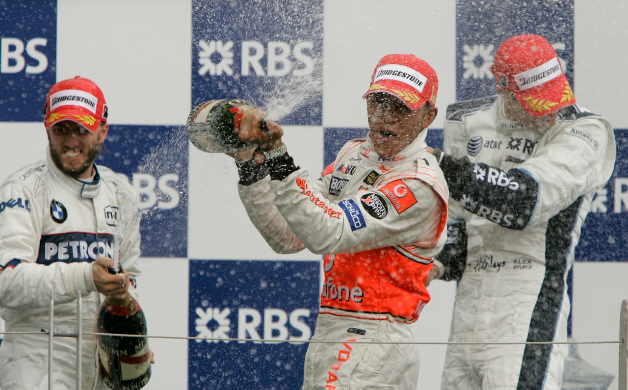 Finalmente llega el termino de la carrera, y el joven piloto debutante Lewis Hamilton conseguiría el primer lugar de muchos que estaban por venir.