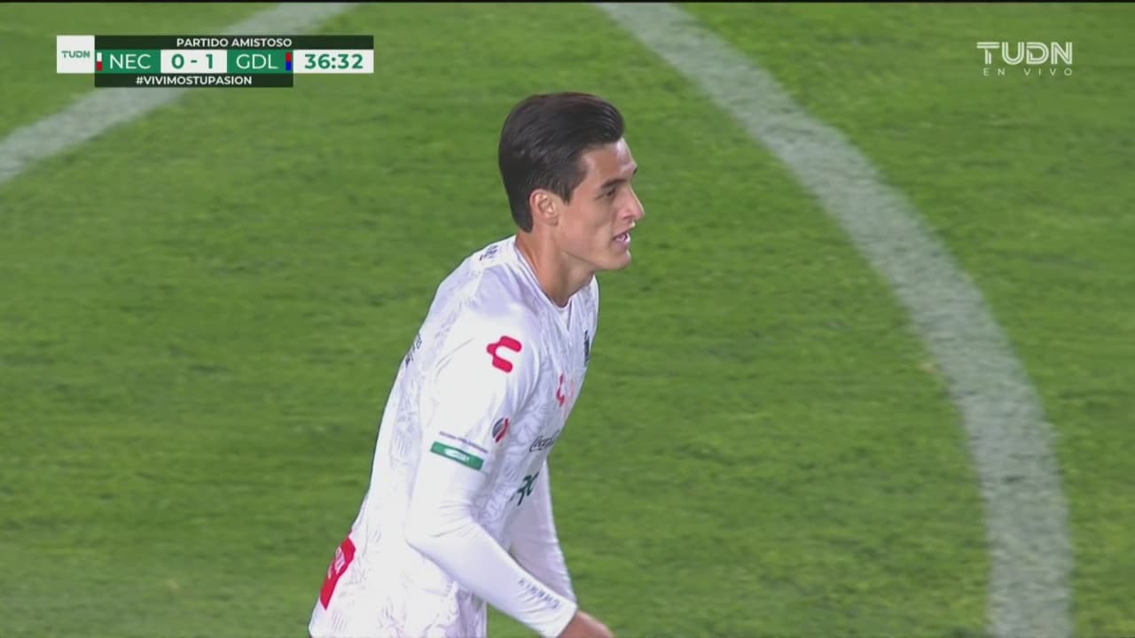 ¡Se salva Chivas del empate! Tremendo cabezazo de Arce Jr.