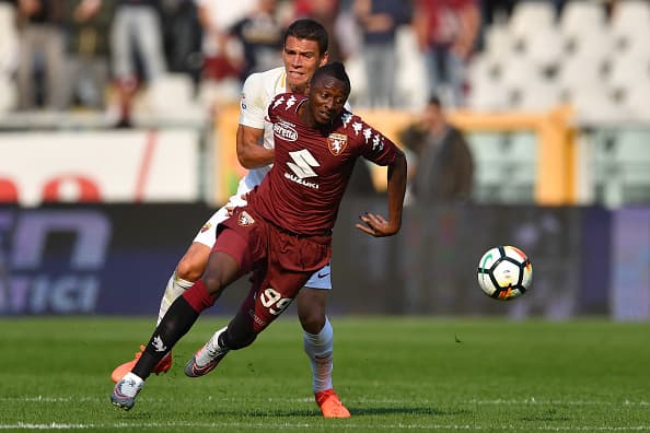 TURIN, ITALY - OCTOBER 22: Umar Sadiq (R) of Torino FC is challenged by Hector Moreno of AS Roma during the Serie A match between Torino FC and AS Roma at Stadio Olimpico di Torino on October 22, 2017 in Turin, Italy. (Photo by Valerio Pennicino/Getty Images)