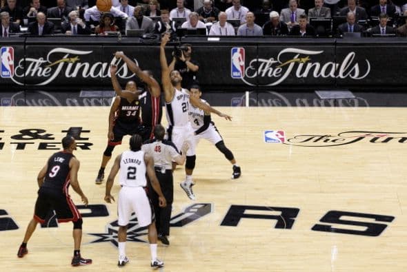 Todo o nada. Dispuestos a dejar la vida en la cancha San Antonio fue por su quinto campeonato mientras Miami buscaba salir de la mala racha 3-1 pese a que ningún equipo en la historia lo había logrado en una final. San Antonio apaleó a Miami.          
