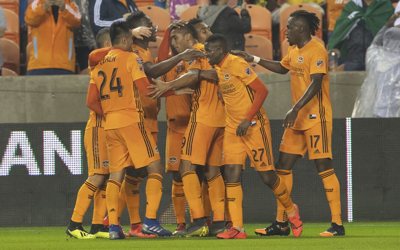 Houston Dynamo se impuso 2-1 ante sus aficionados y 3-1 global para clasificarse a la etapa de Cuartos de Final en la Liga de Campeones de Concacaf.
