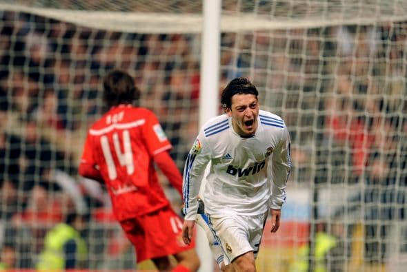 Mesut Özil se quitó al arquero y los defensas para poner el 1-0.