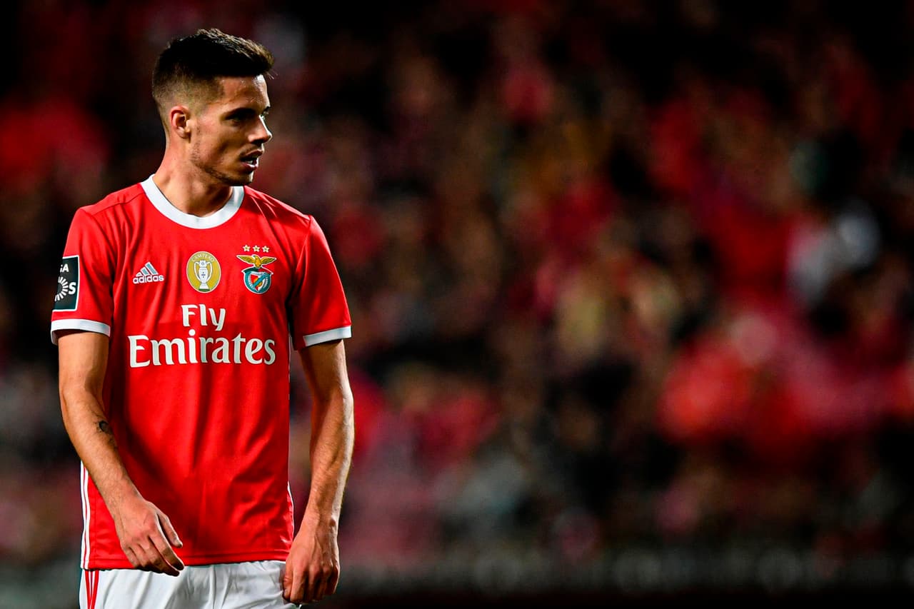 Julian Weigl. Benfica pagó 22.1 millones de dólares al Dortmund por el pivote de 24 años que acumuló 655 minutos en el futbol portugués.