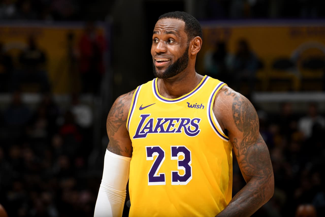 Wizards 106-124 Lakers: una vez se confirmó que el equipo de LeBron James ya no tenía opciones de ir a playoffs regresaron los triunfos. Esta vez ganaron en el Staples Center con doble-doble de The King, mientras que Kentavious Caldwell-Pope logró superarlo con 29 puntos.