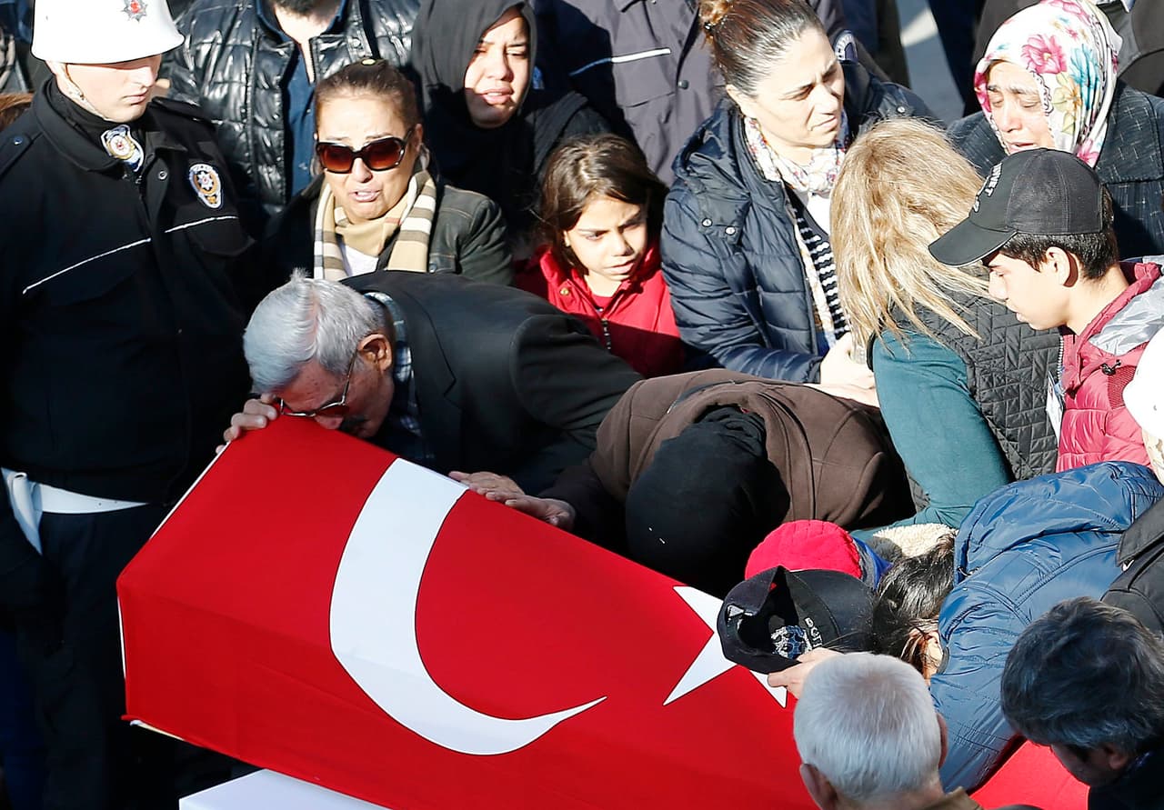 Aumentan a 41 los fallecidos por el doble atentado en las proximidades de un estadio de fútbol en Turquía