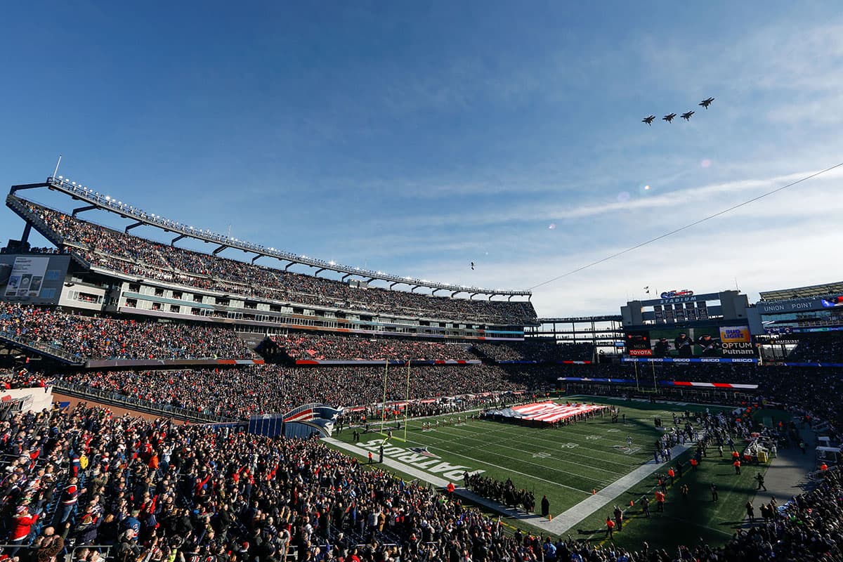 El Himno Nacional y la fiesta lista para el duelo entre Chargers y Patriots.