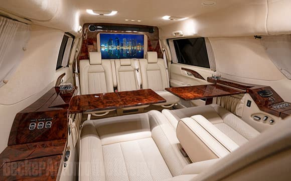 A través del sitio Becker Automotive Design Tom Brady puso a la venta su Cadillac Escalade 2018. Cuenta con amenidades como escritorios, asientos reclinables, internet y pantallas. ¡Es un jet privado!