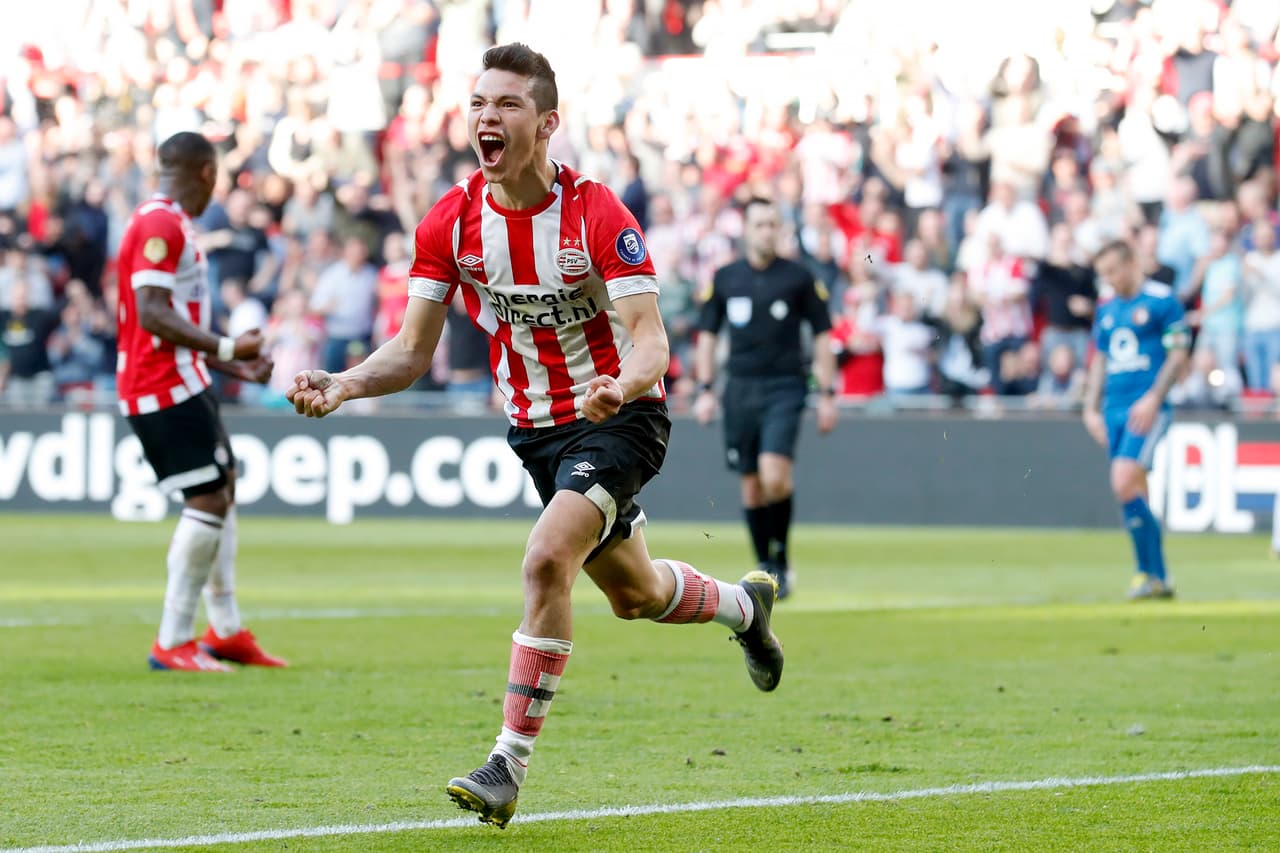 El mexicano Hirving 'Chucky' Lozano celebró su gol, el del empate 1-1 de PSV Eindhoven como local contra Feyenoord en la Jornada 23 de la Eredivisie, donde son líderes.
