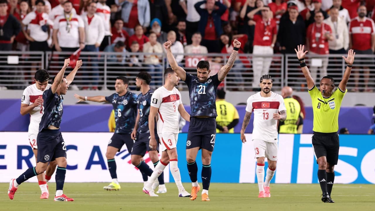 Afición de Paraguay recoge basura de la tribuna tras el partido contra Turquía