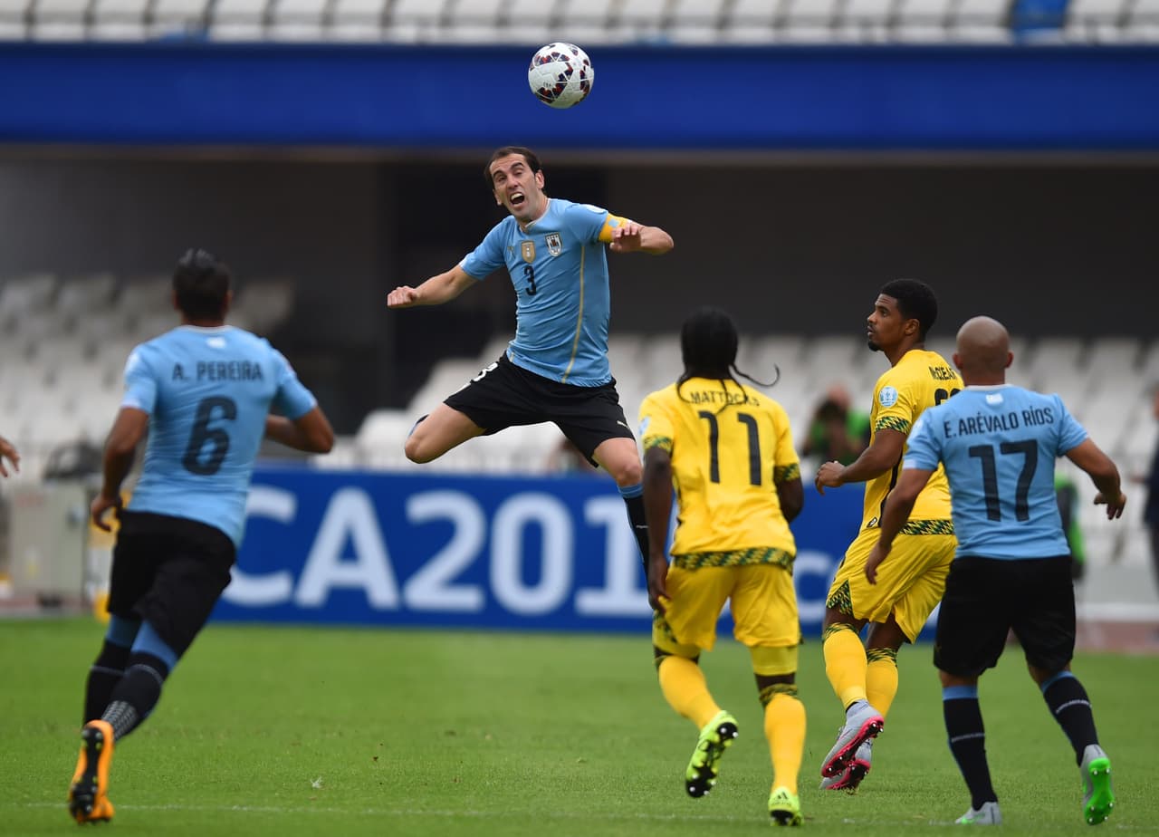 Diego Godín, el defensor charrúa volvió a mostrar su liderazgo en la zona baja ante Jamaica. Sus cabezazos y barridas impidieron que los rivales lograran anotar gol en un partido que se definió por un gol.