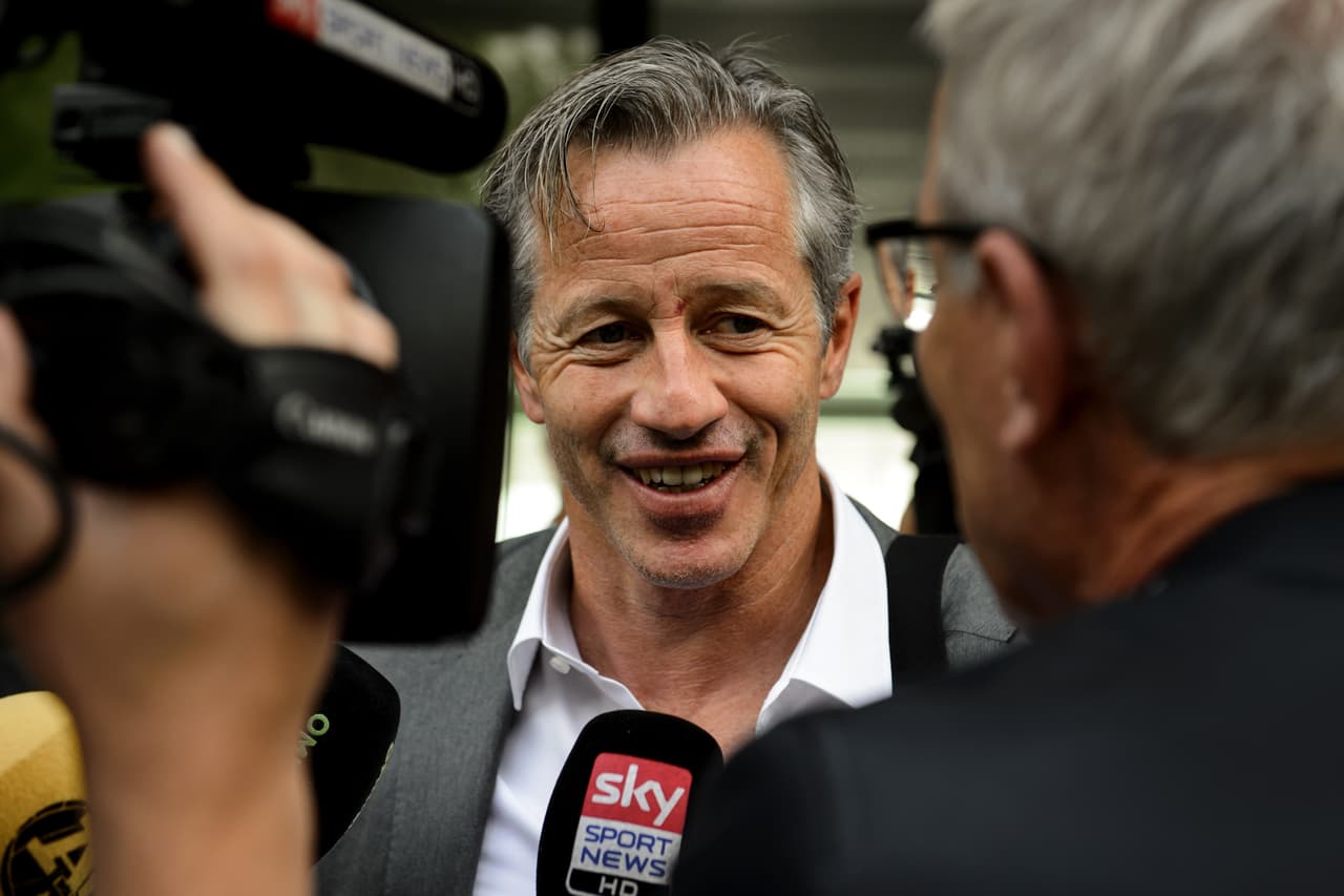 El entonces técnico del Schalke 04, Jens Keller, en su momento recibió una invitación especial para estas juntas ya que este cuadro alemán es una fabrica de talento.