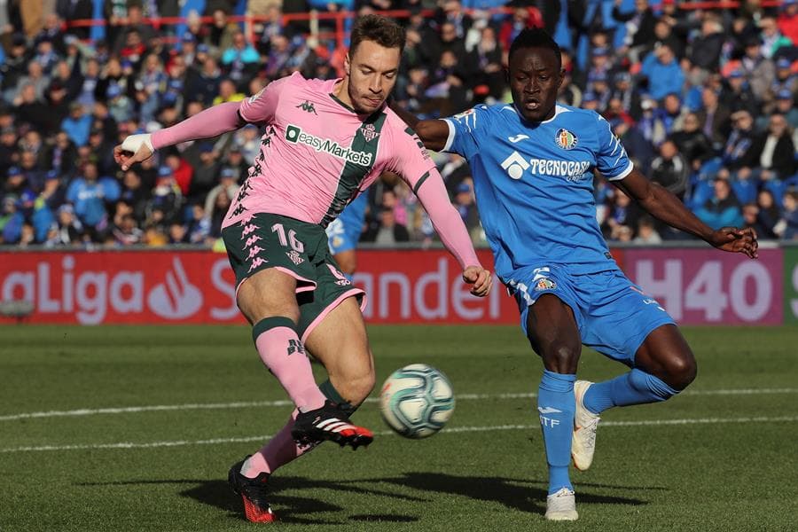 El delantero Loren Morón del Real Betis y el defensa Djené Dakoman del Getafe, disputan el balón.