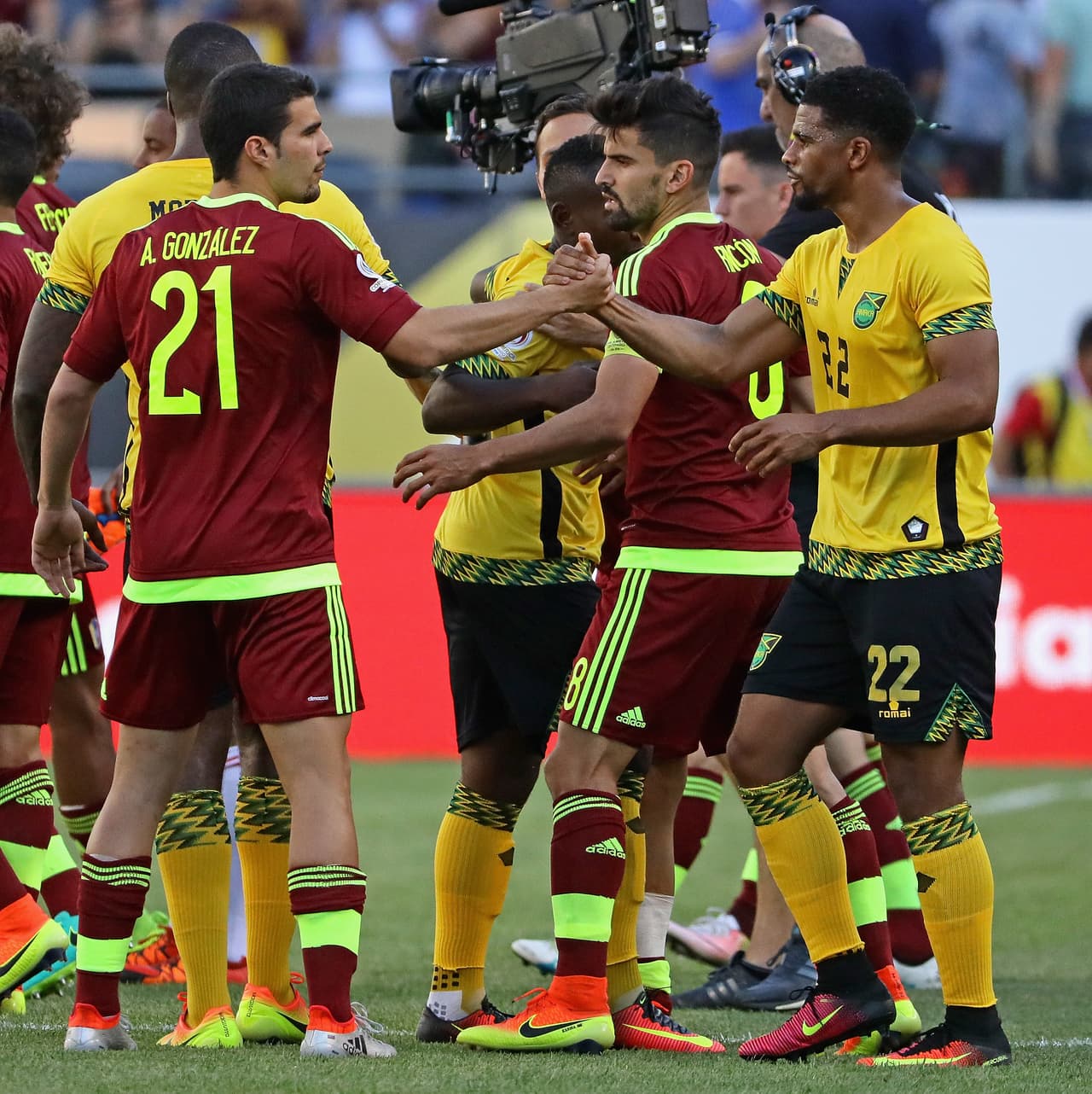 Alexander González de Venezuela saluda a Garath McCleary de Jamaica al finalizar el partido.