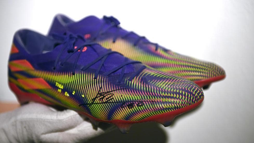 ¡Botas de Leo Messi recaudan 173 mil dólares en subasta!