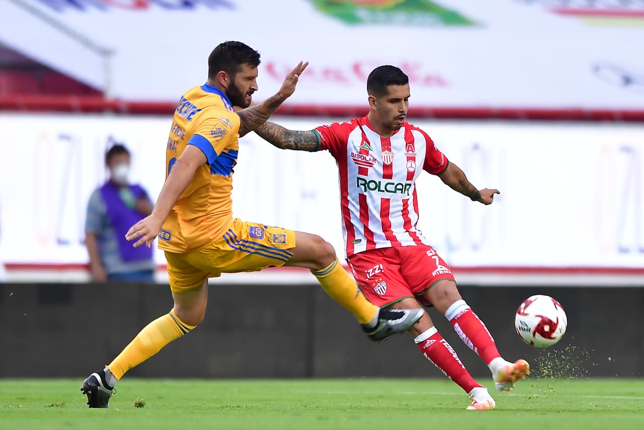 Durante los primeros diez minutos del partido, Tigres mantenía la posesión del esférico. Los de la UANL llegaban con facilidad al área rival.