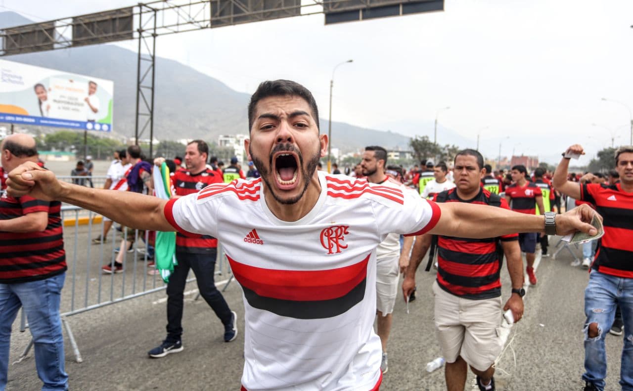 Desde Buenos Aires y Río de Janeiro al Monumental de Lima. Las hinchadas abarrotan el estadio y el ambiente es inmejorable.