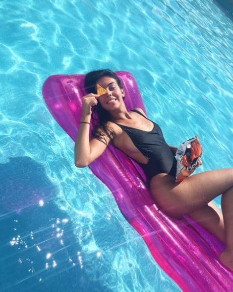 Los trajes de baño son un esencial en su clóset, ya que al ser una amante de los viajes un buen bañador es imprescindible (de hecho 
<a href="https://www.univision.com/famosos/georgina-rodriguez-mostro-pancita-embarazo-bikini-vacaciones-dubai">Georgina Rodríguez acaba de presumir su 'baby bump' en bikini</a>) . Aquí posa, en 2016, con un enterizo de escotes reveladores mientras descansa en un flotador.