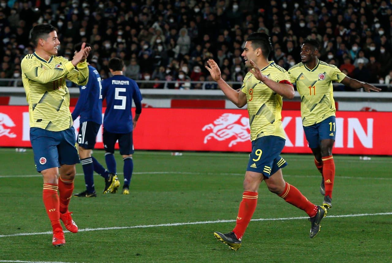 Una vez el delantero convirtió el penal para el triunfo por 1-0 sobre Japón, fue corriendo junto a James al banco de suplentes.