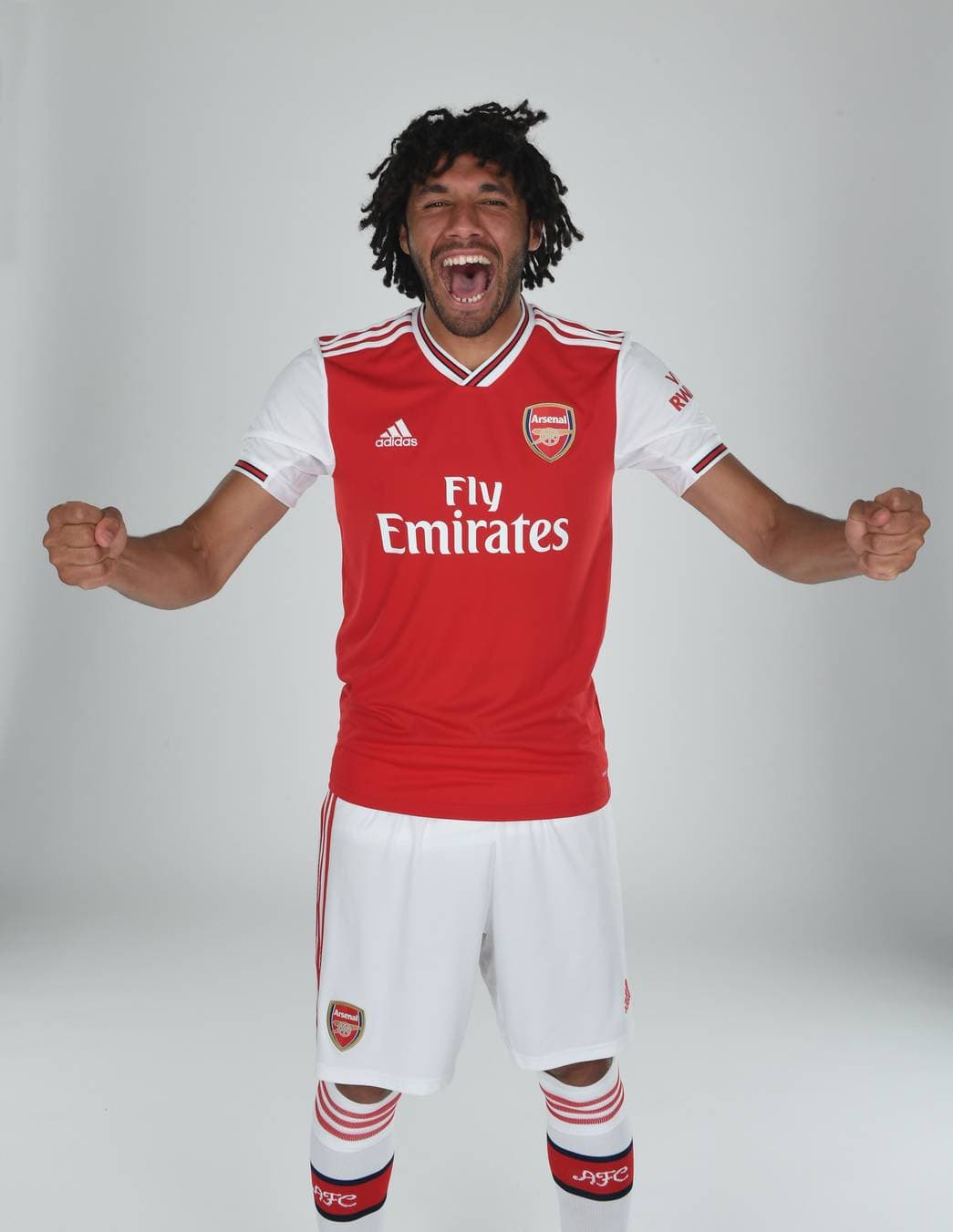 Pasaron 25 años para que el Arsenal F.C. volviera a vestir con la marca de las tres rayas hasta la temporada que iniciará en los próximos meses. Como era de esperarse, Adidas le entregó un diseño nostálgico, con detalles retro pero moderno para iniciar una nueva relación de convenio.