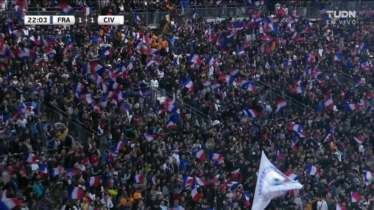 ¡GOL!  anota para Francia. Olivier Giroud