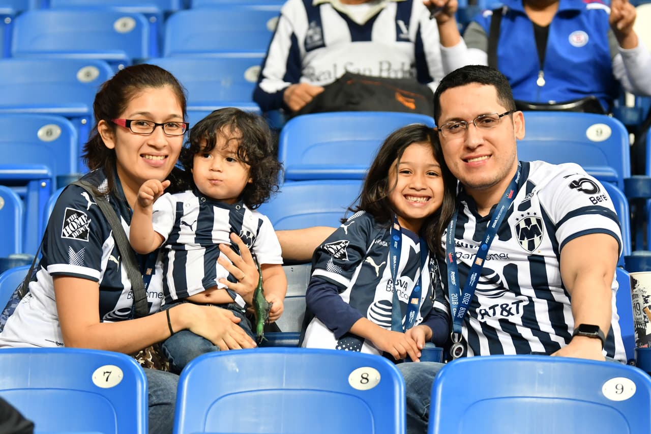 En las tribunas del Estadio BBVA Bancomer se vive la antesala al juego entre Rayados y Cruz Azul por la jornada 12 del Clausura 2019 de la Liga MX.