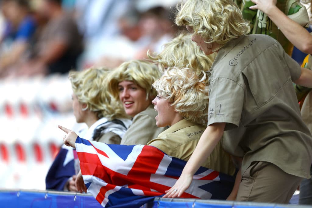 En el Allianz Riviera de Niza se enfrentan Noruega y Australia por los Octavos de Final del Mundial femenino y las fanáticas llenan de alegría las tribunas.