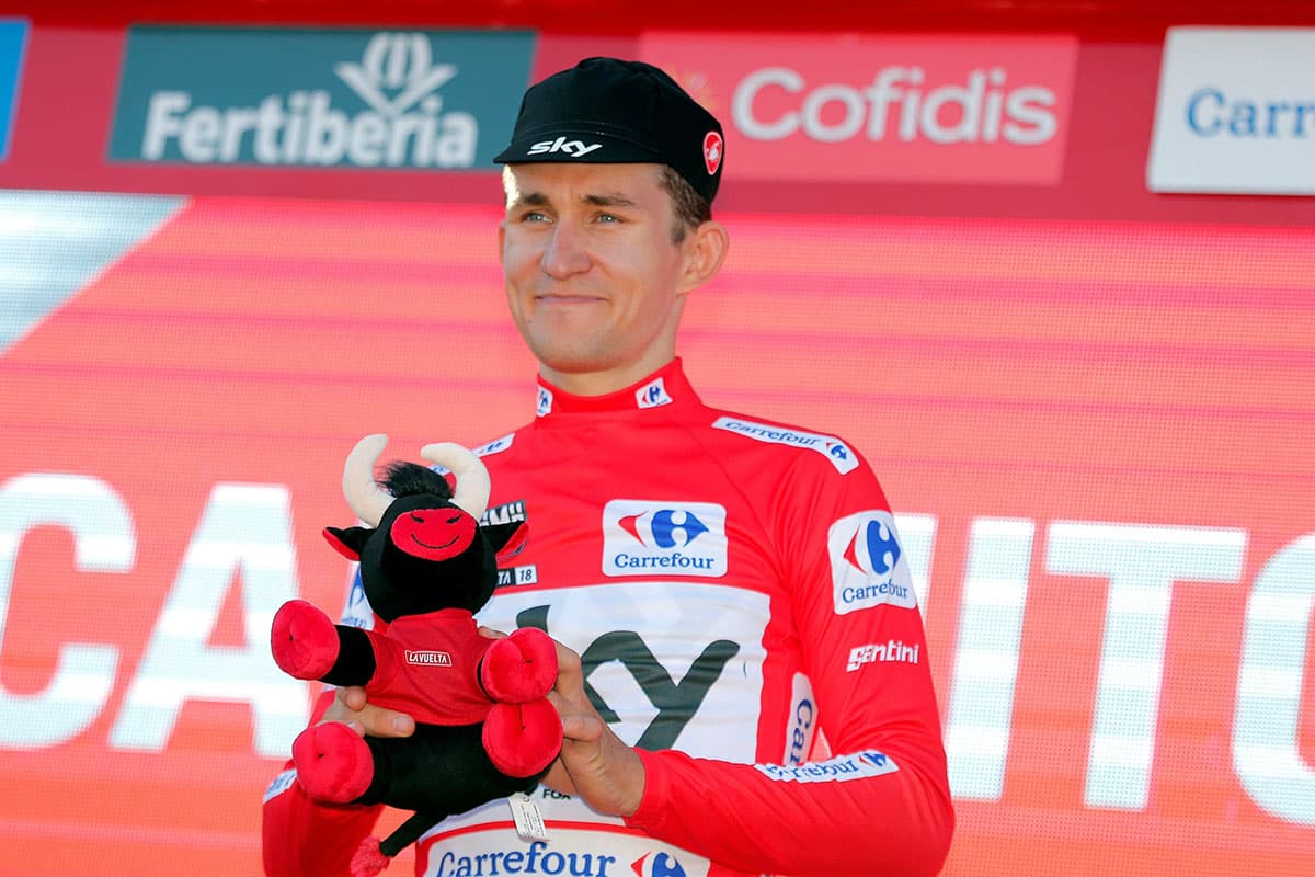 El corredor polaco del equipo Sky, Michal Kwiatowski, asumió el liderato de la prueba.