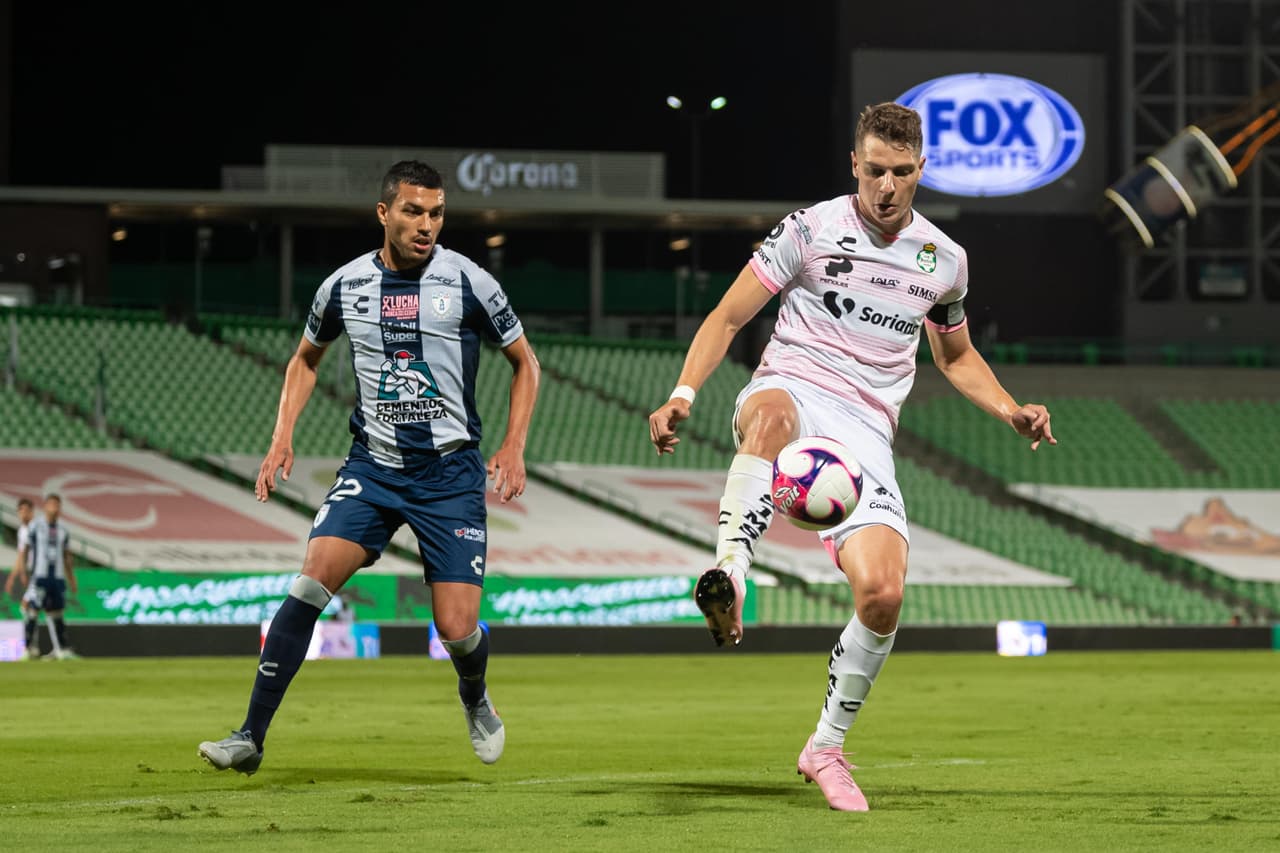Santos insiste con llevarse el patido y Pachuca defiende con los once en su propio terreno de juego.