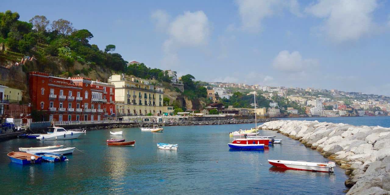 Posillipo significa “tregua del peligro” y es un barrio situado al sur de Nápoles. 
<br>