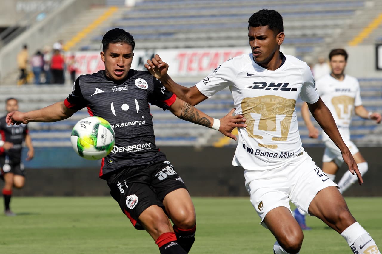 A los 13 minutos fue anulada una jugada de gol a Michael Chirinos de Lobos BUAP (izquierda) por una mano en ataque.