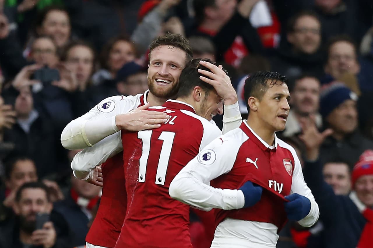 Arsenal venció 2-0 a Tottenham Hospur en un clásico londinense en la Premier League por la fecha 12, en un resultado que lo mete en zona de torneos continentales.