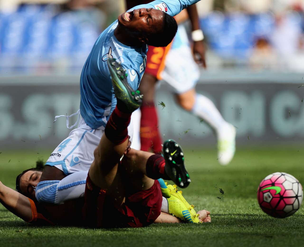 5: El derbi de Roma entre Lazio y AS Roma es el más feroz en Italia. El 'Derby della Capitale' demuestra la división entre dos sectores de la ciudad en medio de temas políticos.
