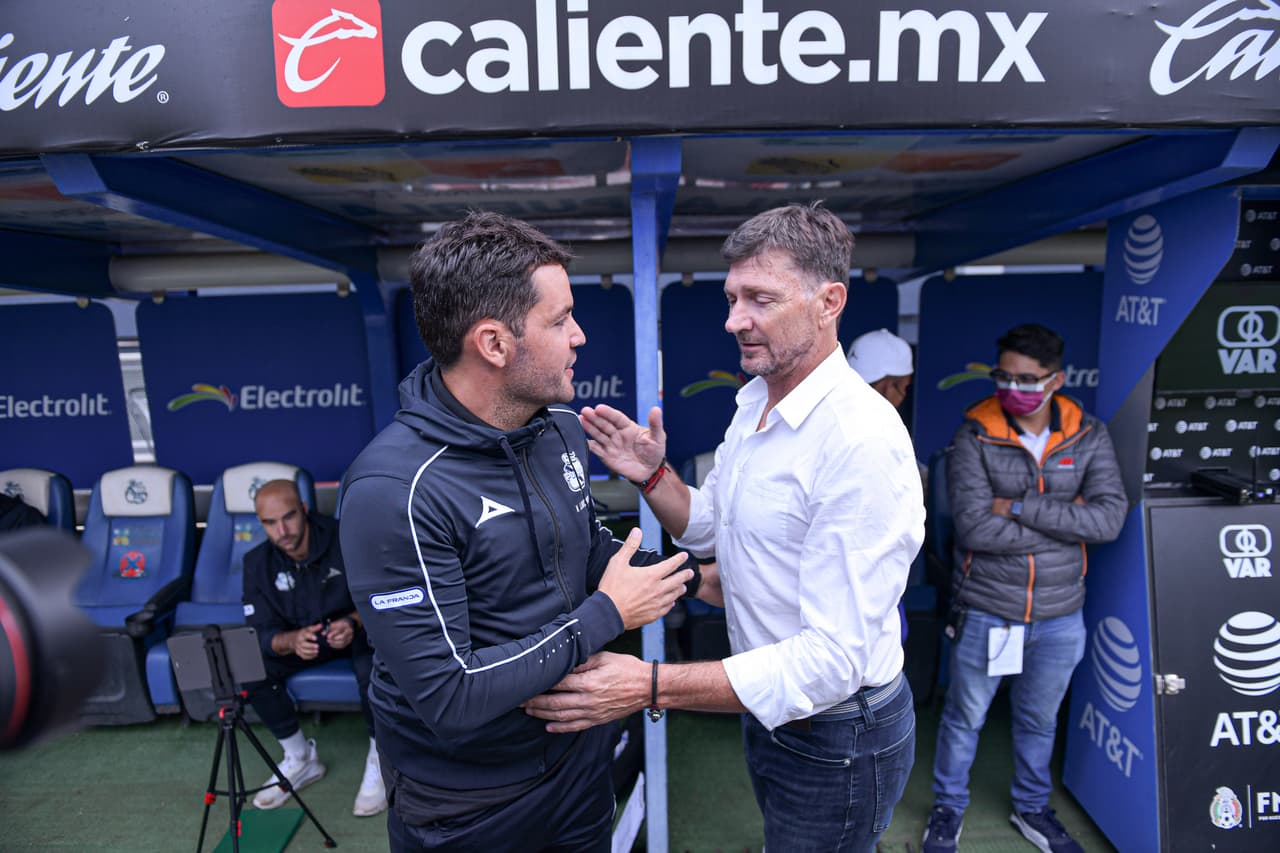 Así se saludaron los técnicos, ambos argentinos.