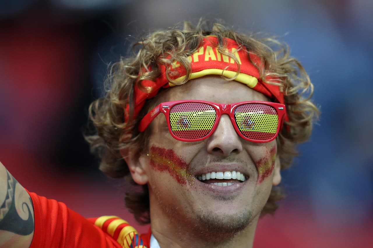 La pasión, alegría y colorido fueron expresados por los hinchas de España e Irán en medio del partido del grupo B entre ambas selecciones por el Mundial de Rusia 2018.