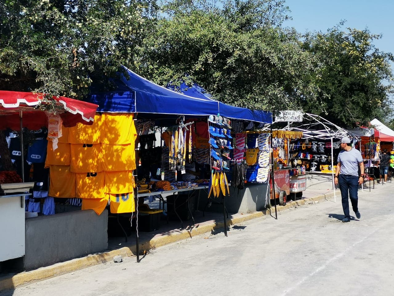 La caravana de fanáticos de Tigres se acerca al 'Volcán' para el juego de vuelta de la Semifinal del Clausura 2019 contra Rayados.