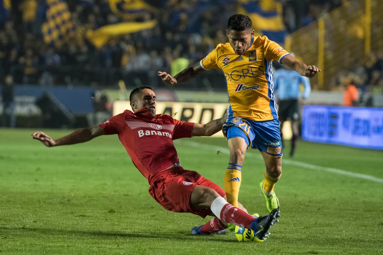 El chileno González entendió que contra Tigres se defiende mejor yendo al anticipo.
<a href="www.univision.com/deportes/futbol/liga-mx/toluca-y-cristante-le-dieron-una-leccion-tactica-a-tigres-y-al-tuca" target="_blank">En el esquema de Cristante</a> son necesarios los futbolistas inteligentes y este central aprobó la dura prueba en "El Volcán de San Nicolás".