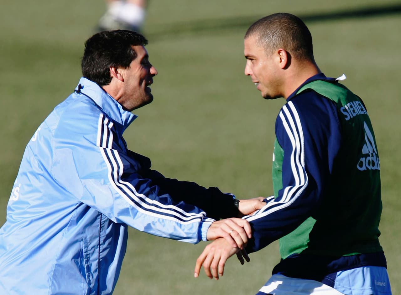 Juan Ramón López Caro (2005 a 2006): al brasileño lo reemplazó otro de la casa, pero a final de temporada el equipo no levantó y quedó sumido en la crisis. Fue allí cuando Florentino decidió renunciar a su cargo.