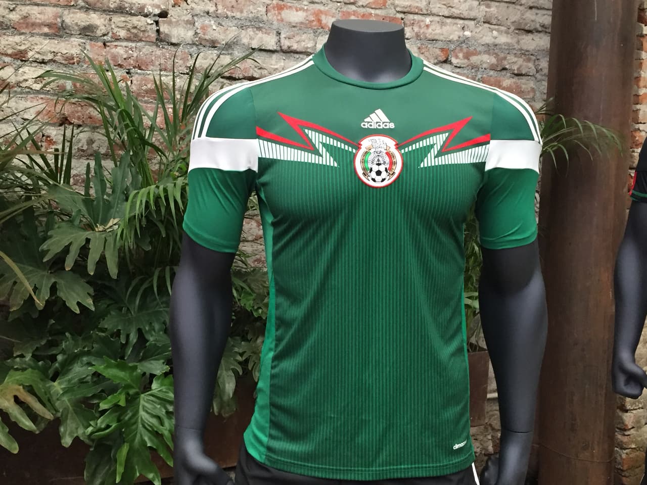 Con algunas críticas por los vivos en el pecho, esta fue la indumentaria del Tri en la Copa del Mundo de Brasil 2014. En el debut derrotaron a Camerún.