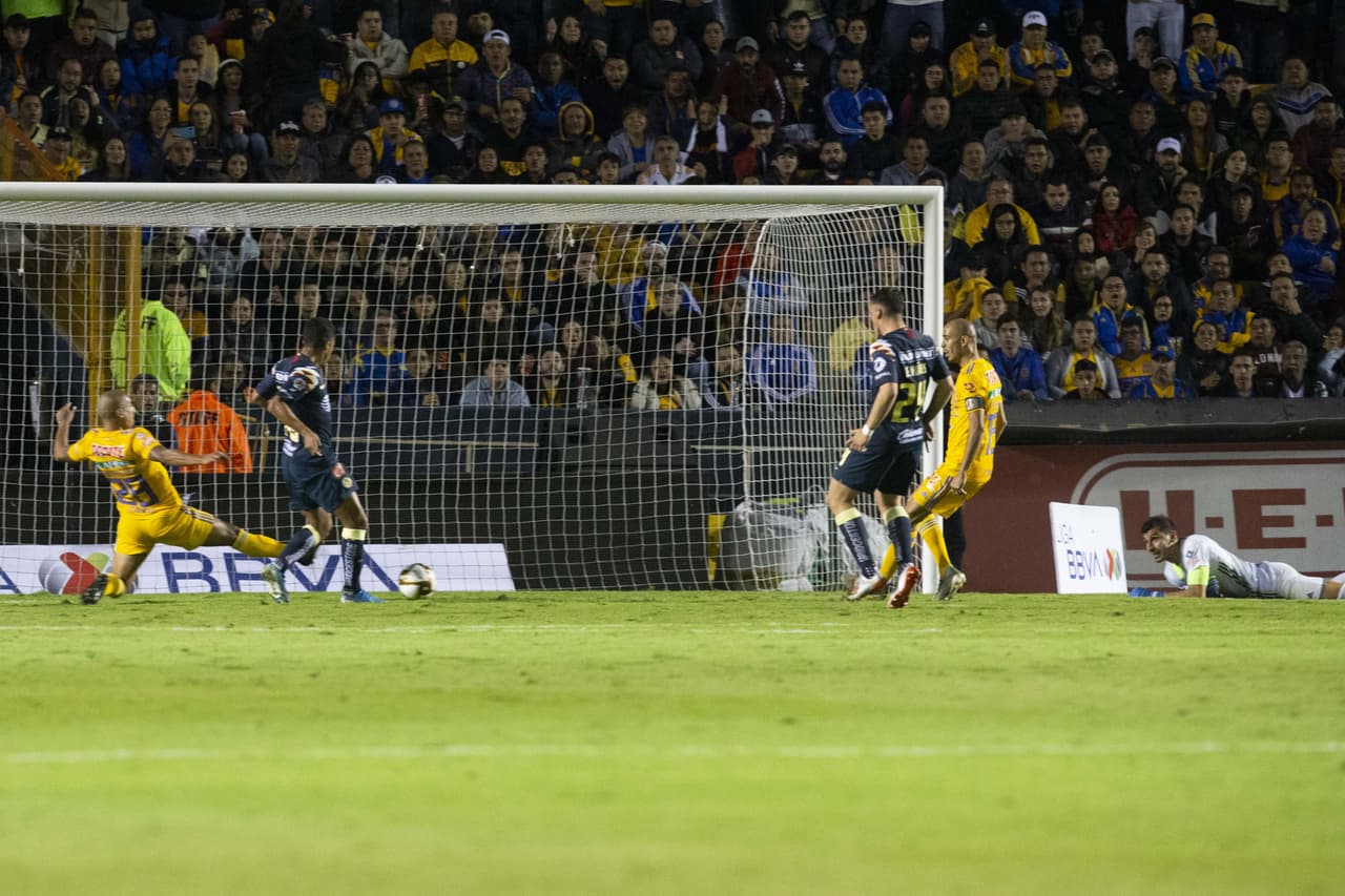 Gio cierra la pinza y empuja el balón al fondo de las redes para poner a Tigres contra las cuerdas.