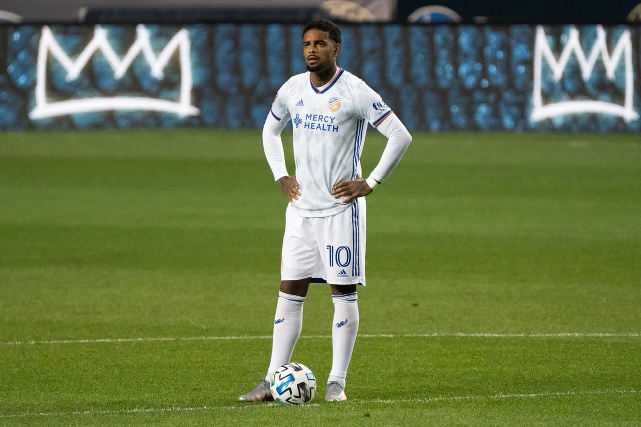 Blanco como color principal, con vivos en azul y anaranjado.