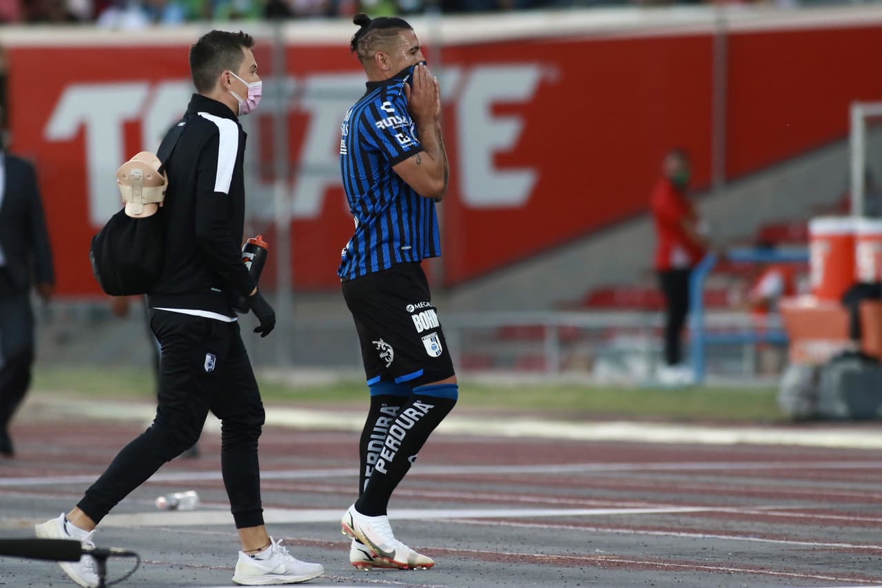 La polémica llegaba al cuarto de hora cuando el árbitro consultaba con el VAR una entrada de Jonathan Dos Santos. Tras la consulta, Marco Antonio Ortiz le mostraba la tarjeta roja.