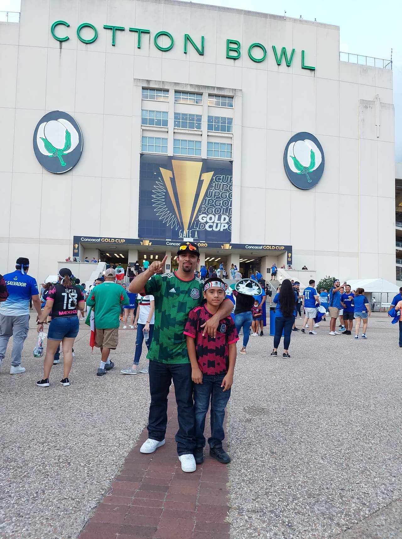 Desde muy temprano los asistentes hicieron fila para entrar al estadio.